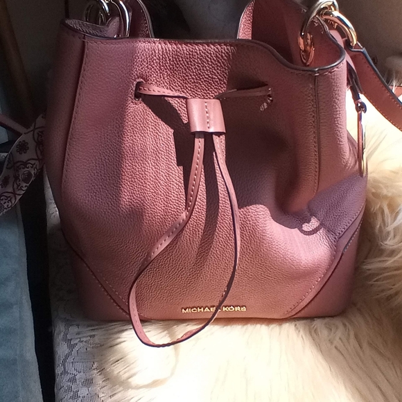 Michael Kors Handbags - NWOT Michael Kors 👜 Shoulder or Crossbody Purse